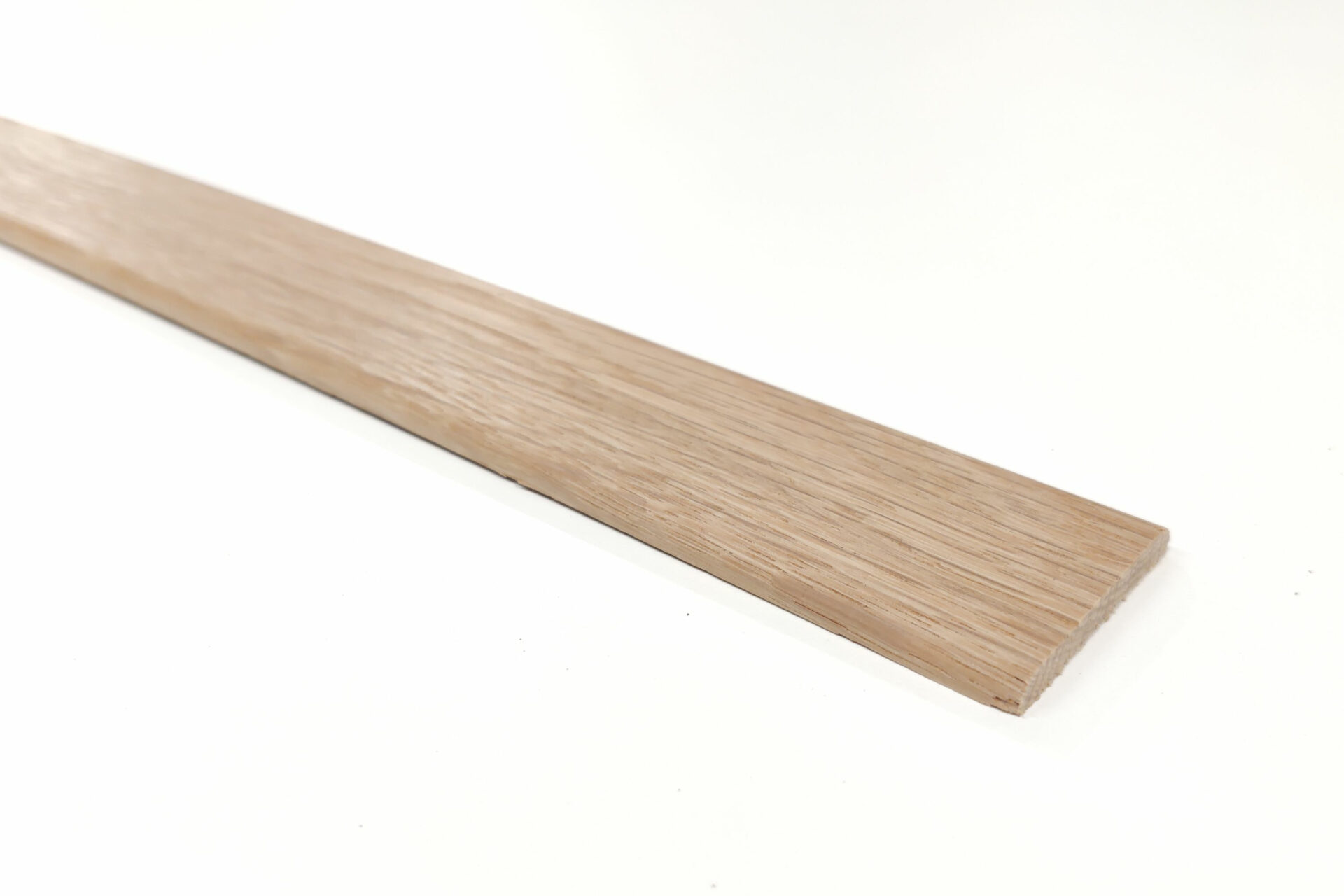 Puidust liist valgel taustal lähedalt vaadatuna.