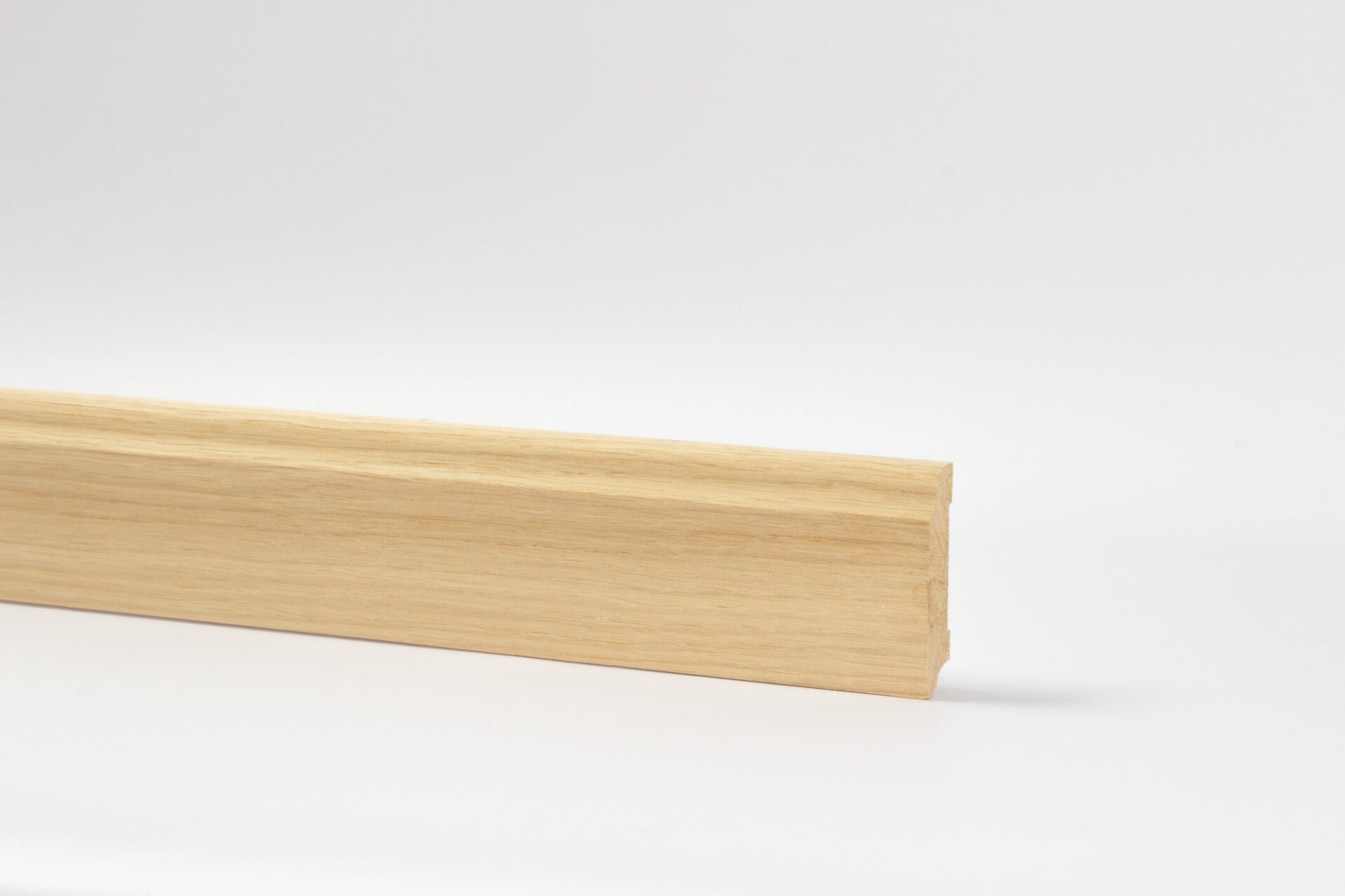 Naturaalne puidust liist hele taustal.