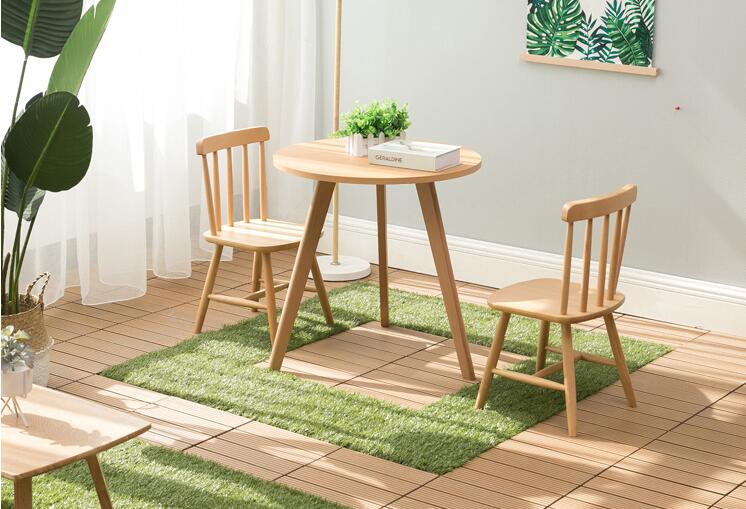 Kaasaegne söögilaud kahele mahlased taimedega.