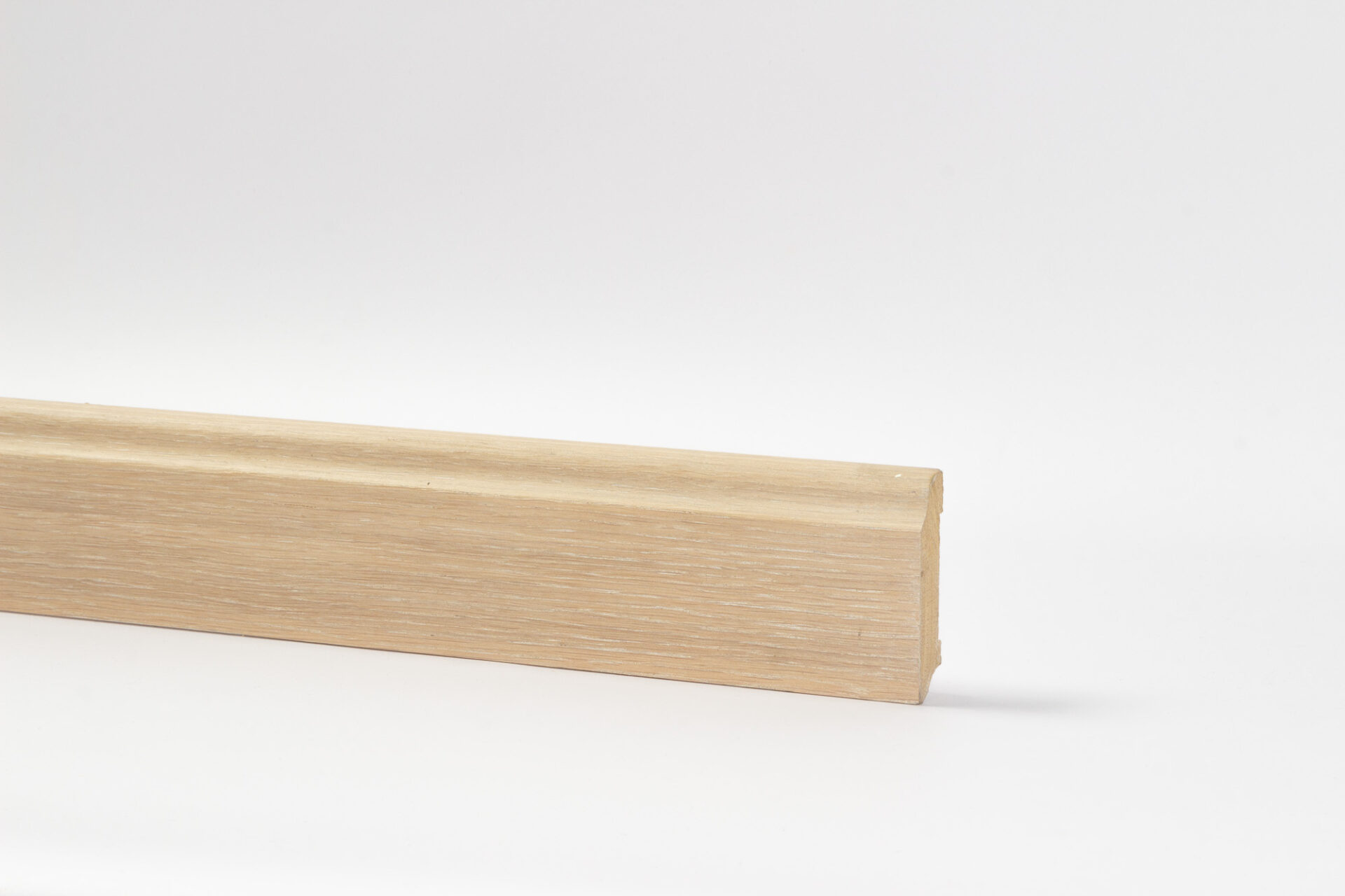 Puidust liist valgel taustal valguses.