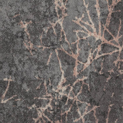 Halltoonid ja oksamuster hallil vaibal