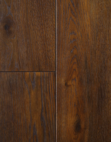 Pruun puitpõrand koos loomuliku tekstuuriga