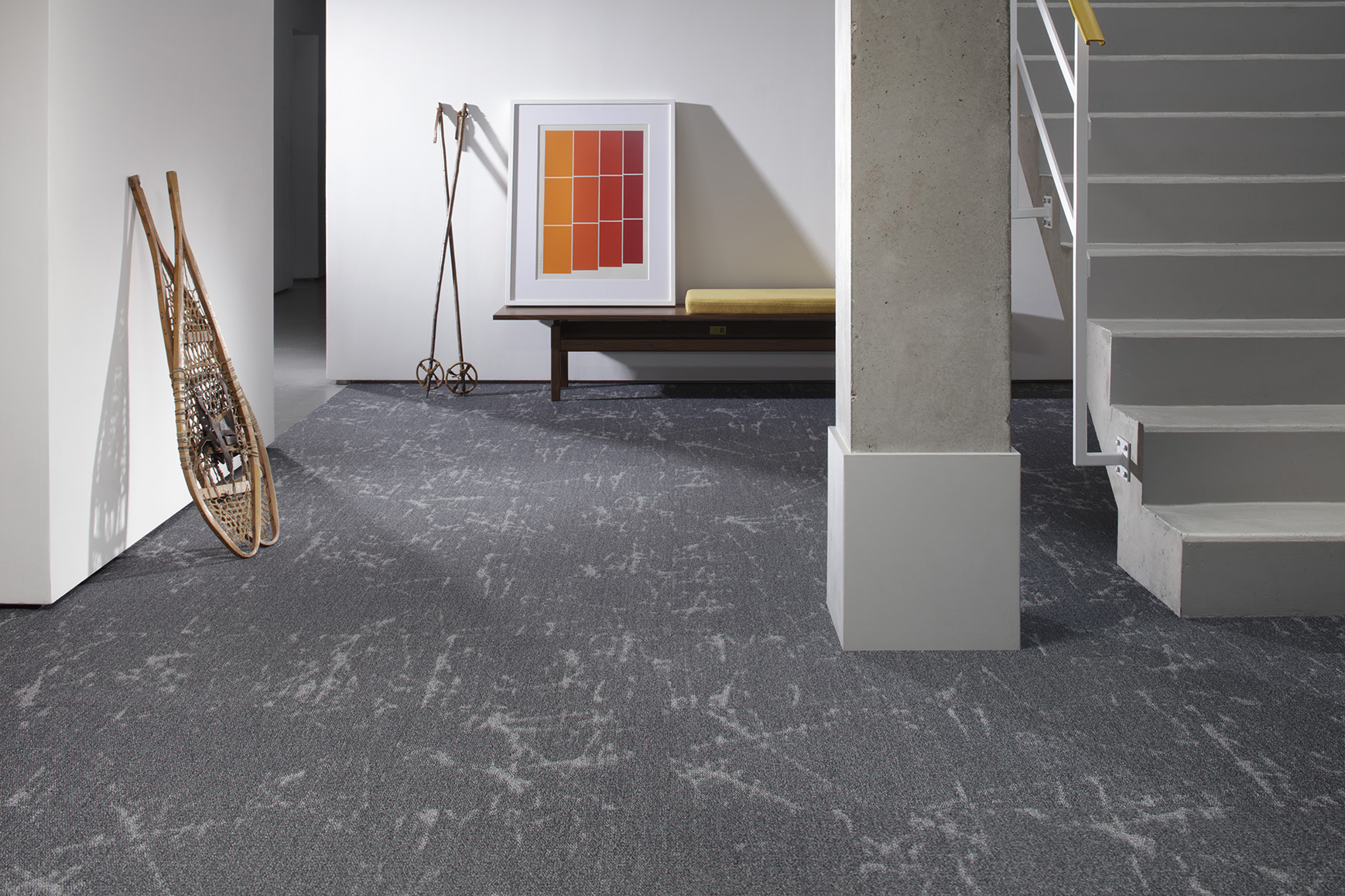 Kaasaegne elutuba halli vaipkattega põrandal