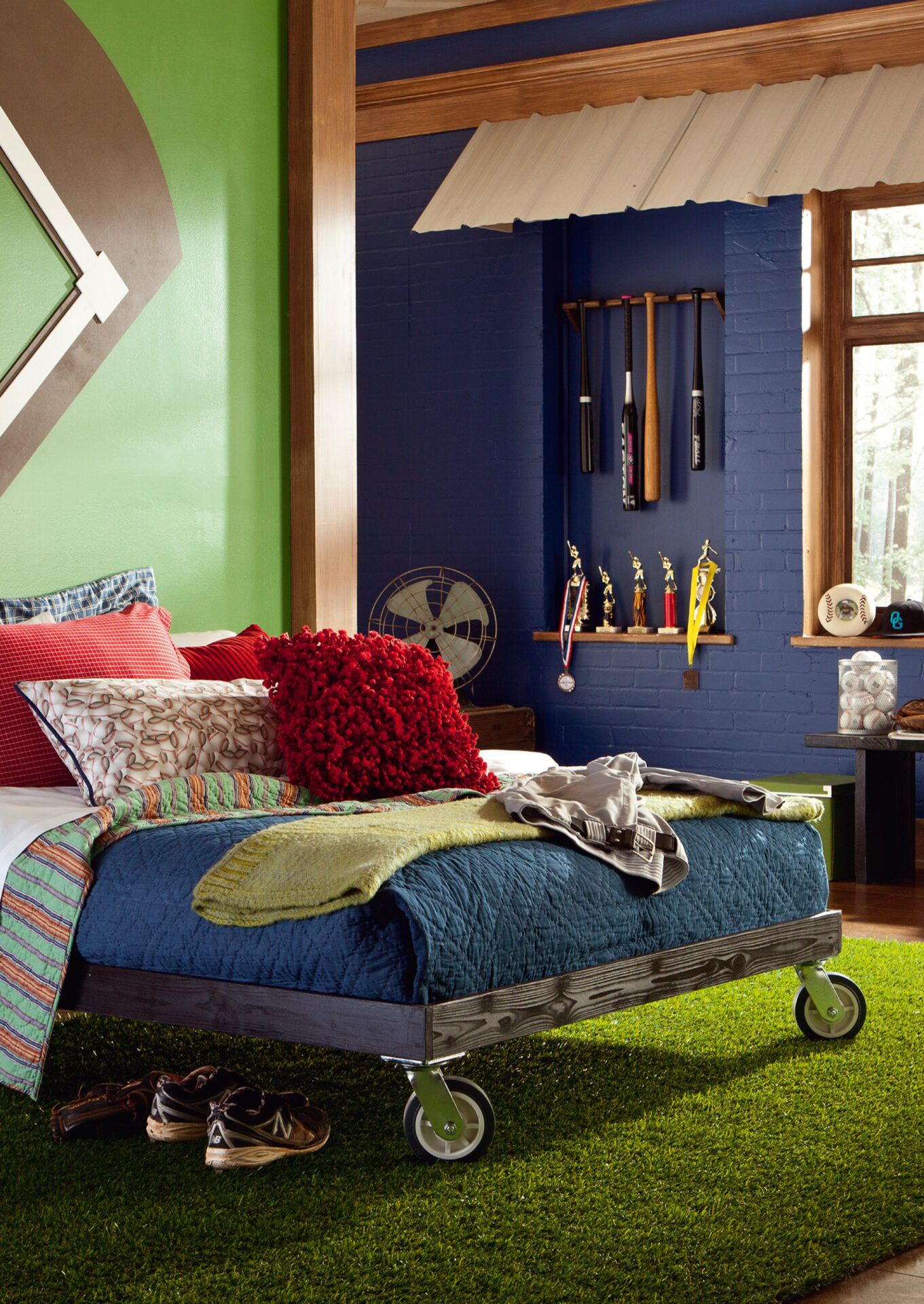 Värviline noorte tuba rohukesel vaibal.