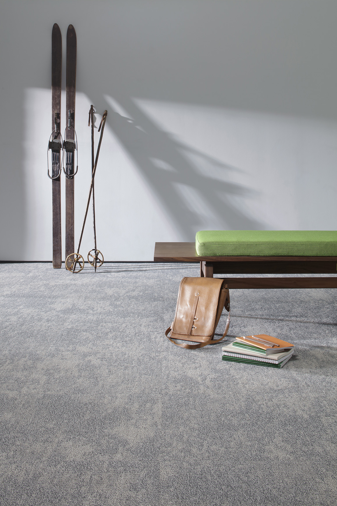 Roheline pink plastikust ja hooajaline suusakujundus