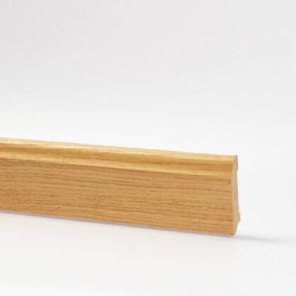 Puidust liist valge taustaga minimalistlik disain