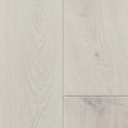 Hele tammepuidust parkett elegantse viimistlusega.