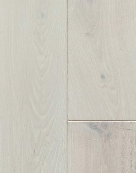 Hele tammepuidust parkett elegantse viimistlusega.