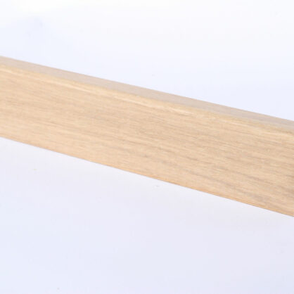 Puidust põrandaliist valgel taustal viimistletud.