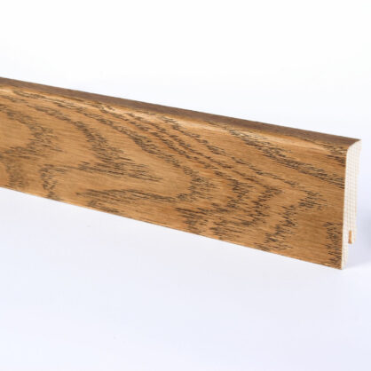 Pruun puidust põrandaliist heledal taustal