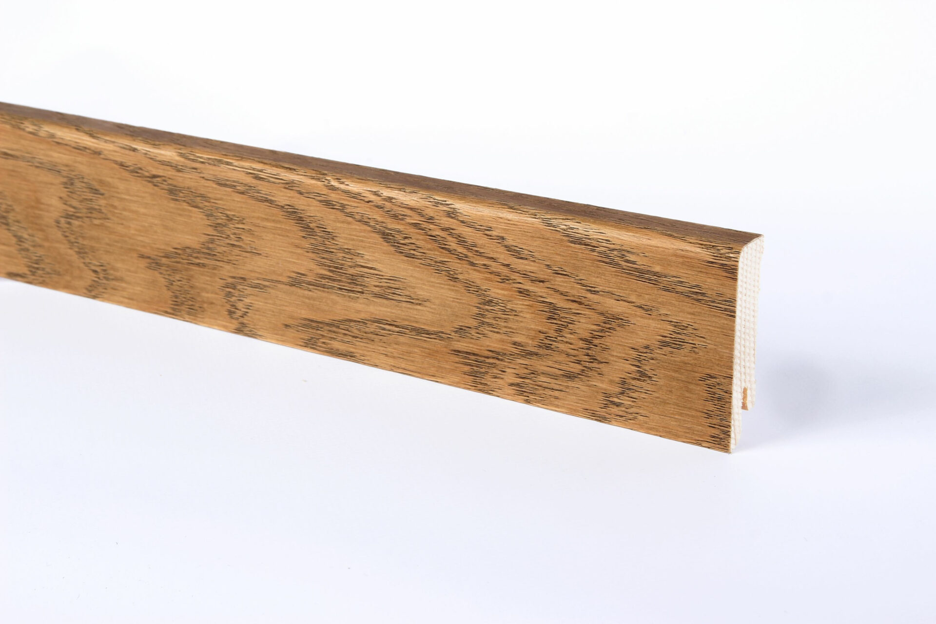 Pruun puidust põrandaliist heledal taustal