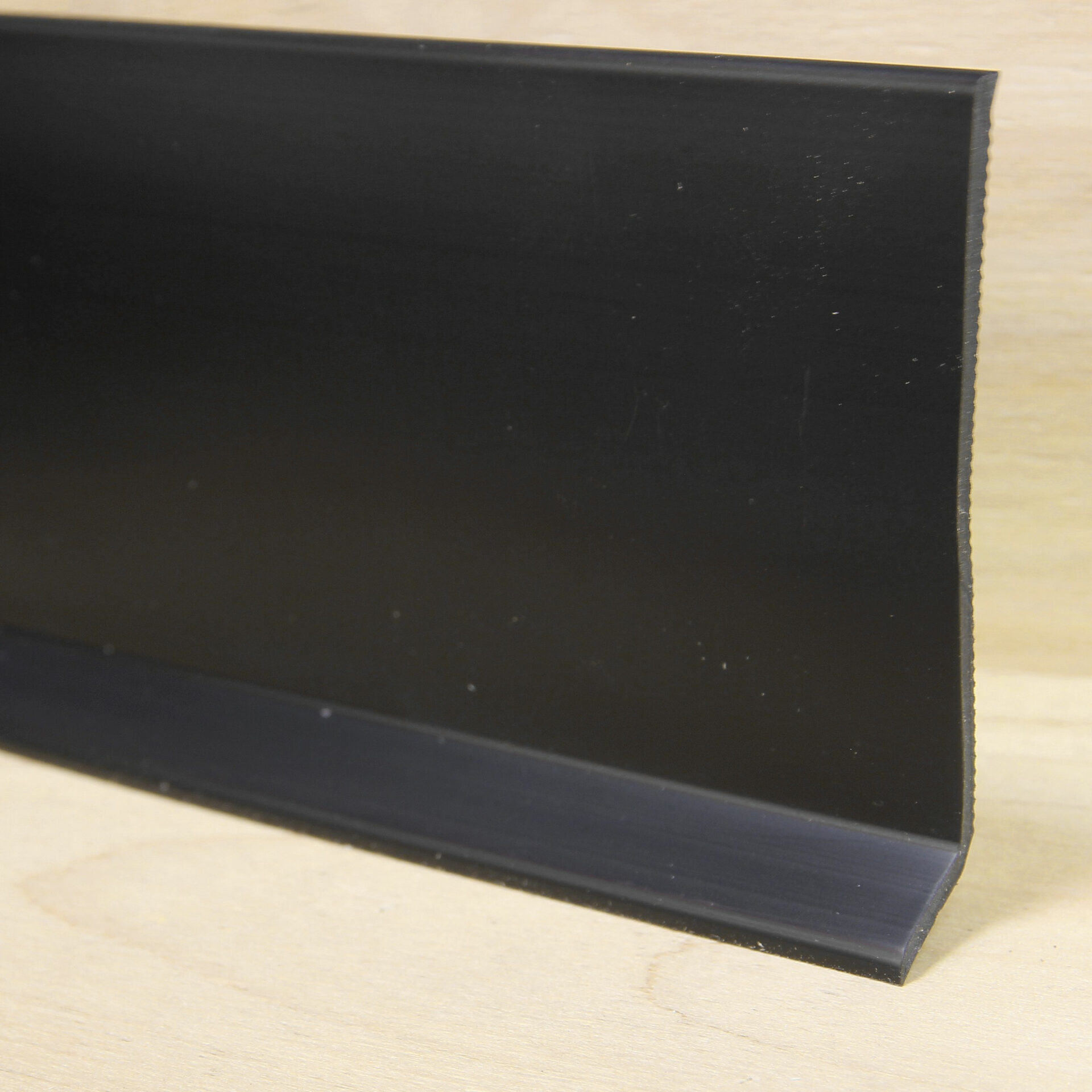 Must tihe profiil mustal taustal puidul