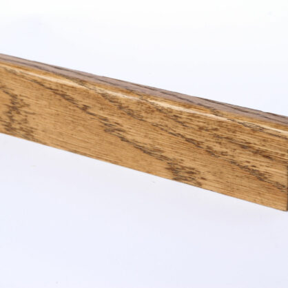 Pruun puidust liist valgel taustal.