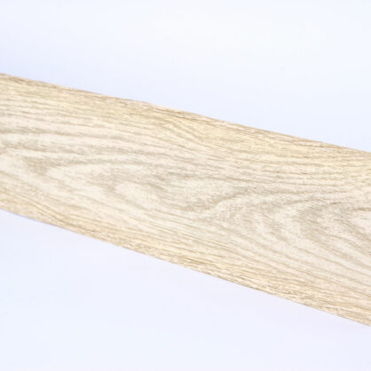 Puidust põrandaliist helehalli puidu tekstuuriga