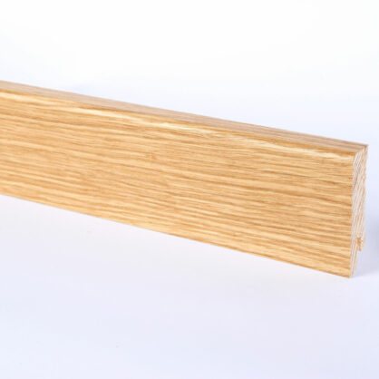 Puidust põrandaliistu viimistlus hele tamm