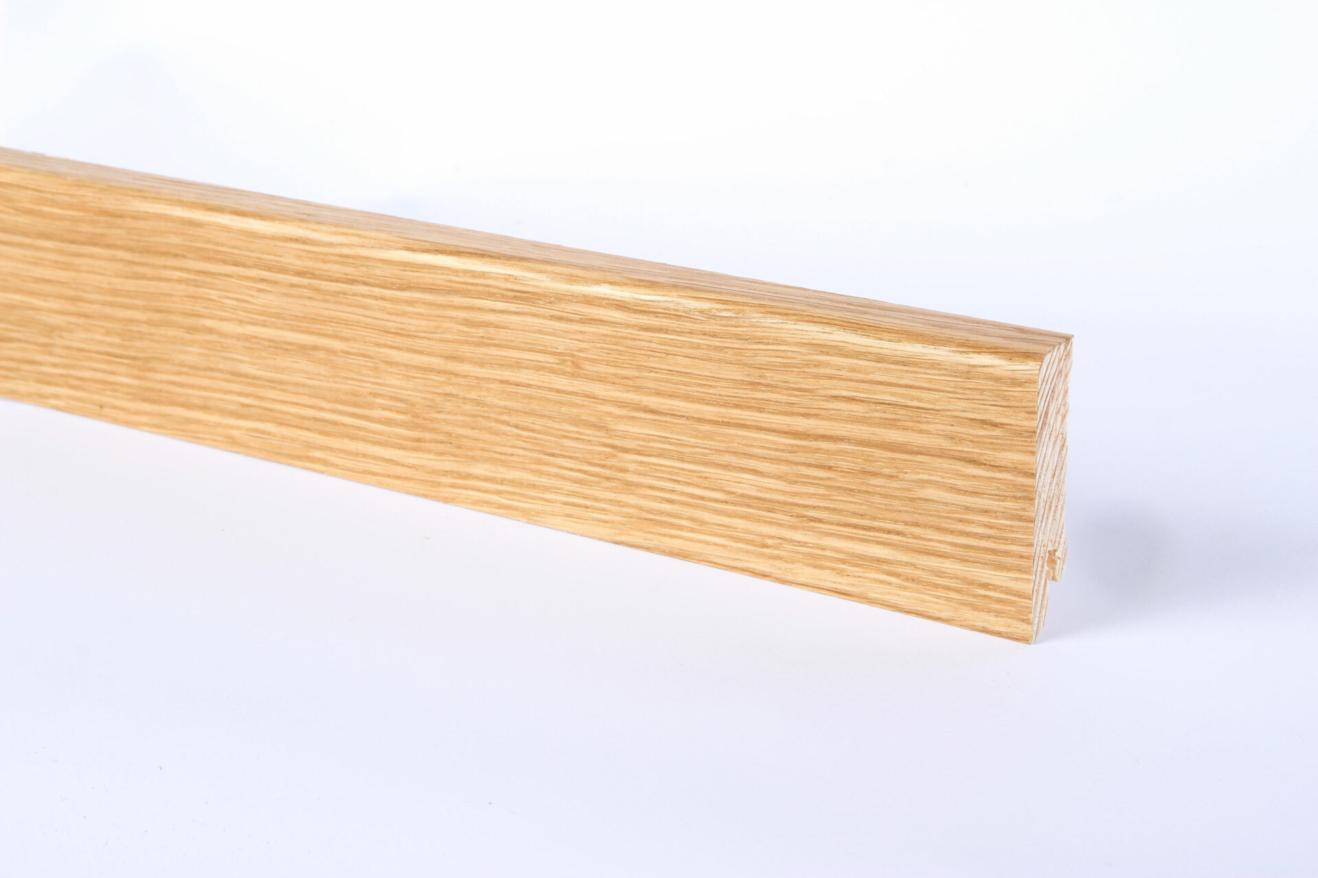 Puidust põrandaliistu viimistlus hele tamm