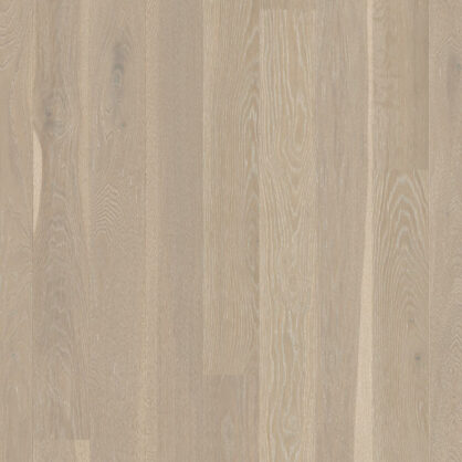 Hele parkettpõrand puidust läikega kodus.