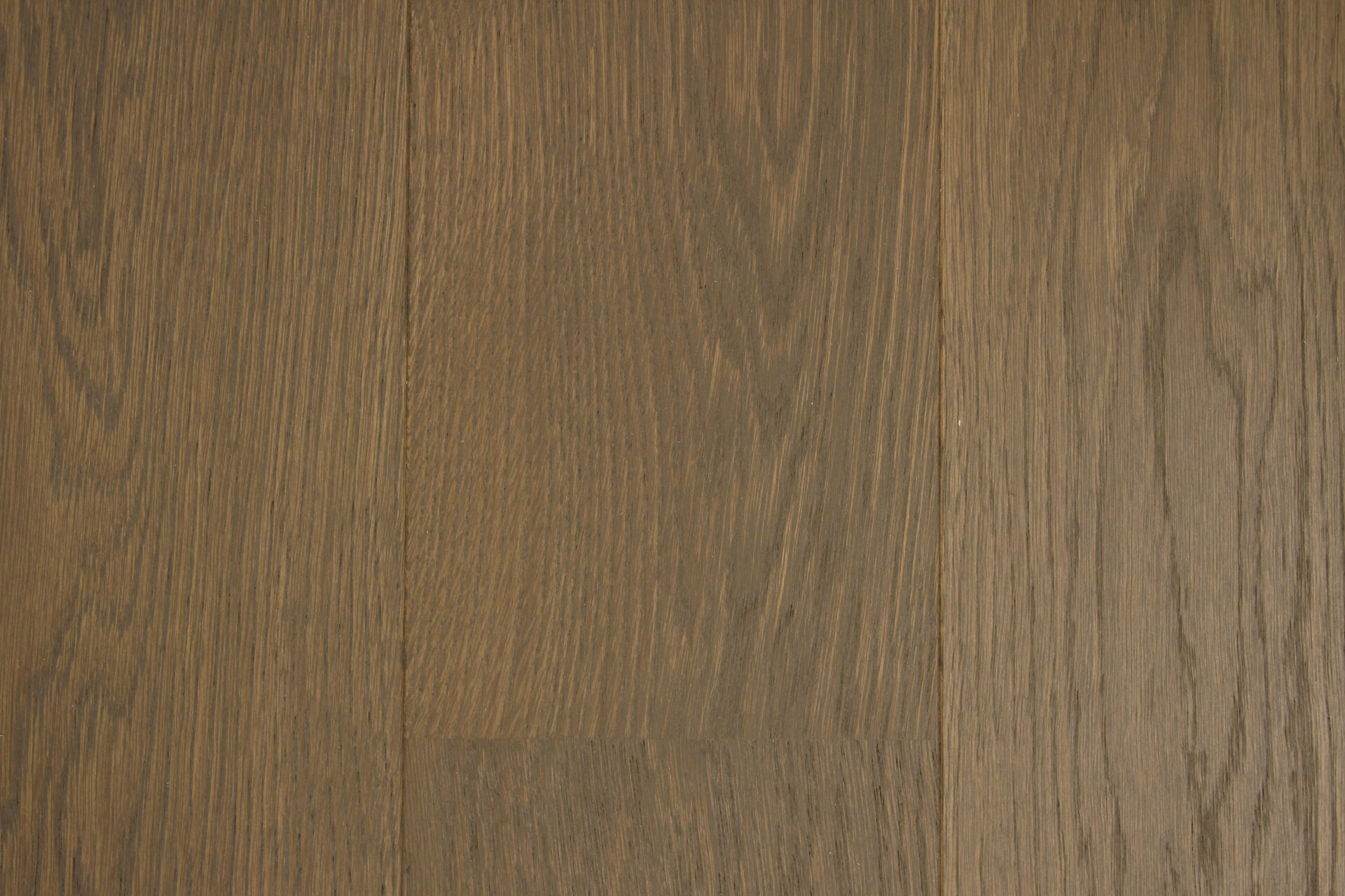 Pruun puitpõrand elutoa sisekujunduse jaoks