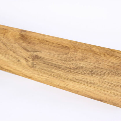 Puitmustriga põrandaliist kaasaegse interjööri jaoks