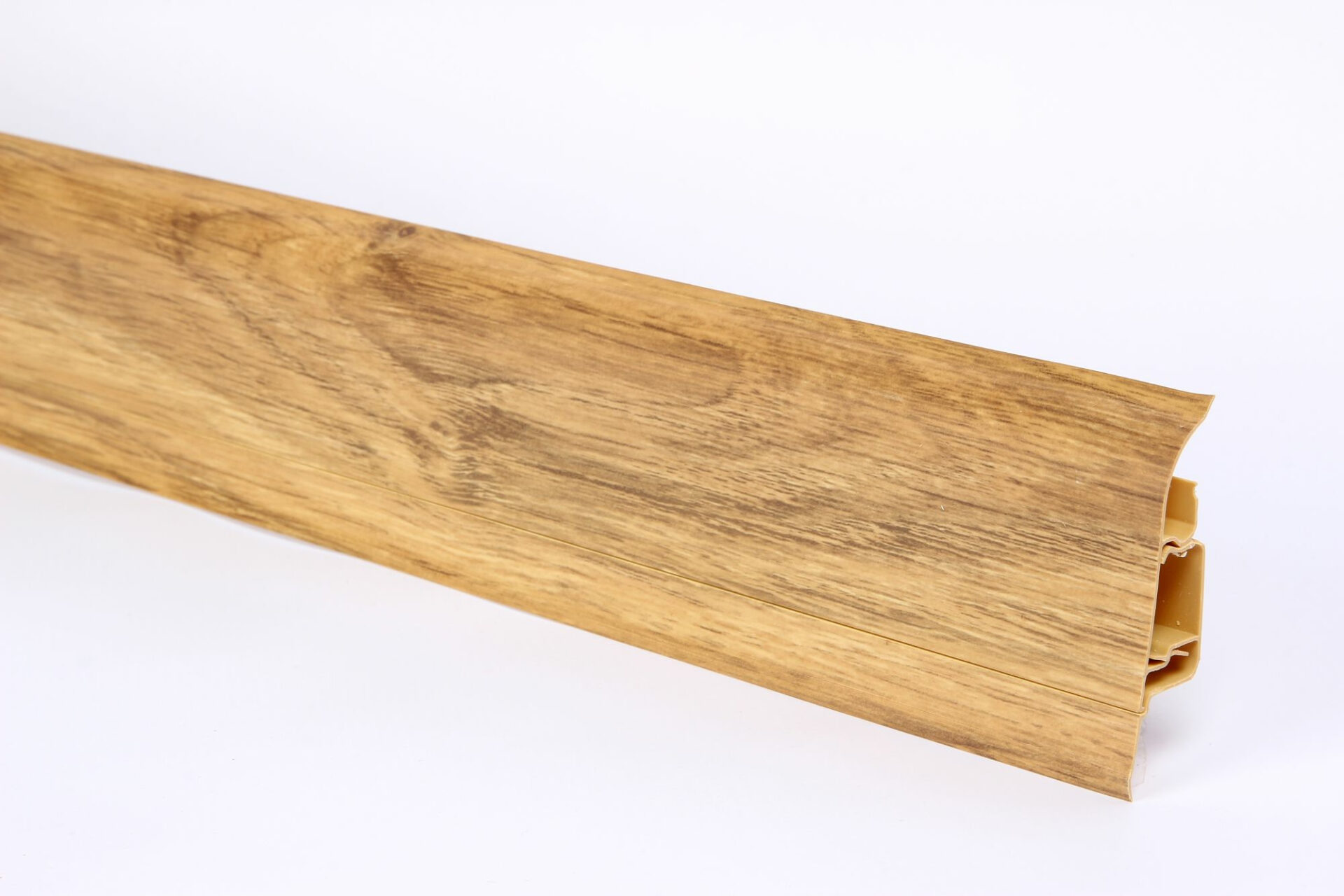 Puitmustriga põrandaliist kaasaegse interjööri jaoks