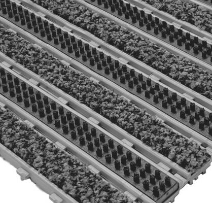 Matist koos harjaste ja kraapimisribadega põrandal.