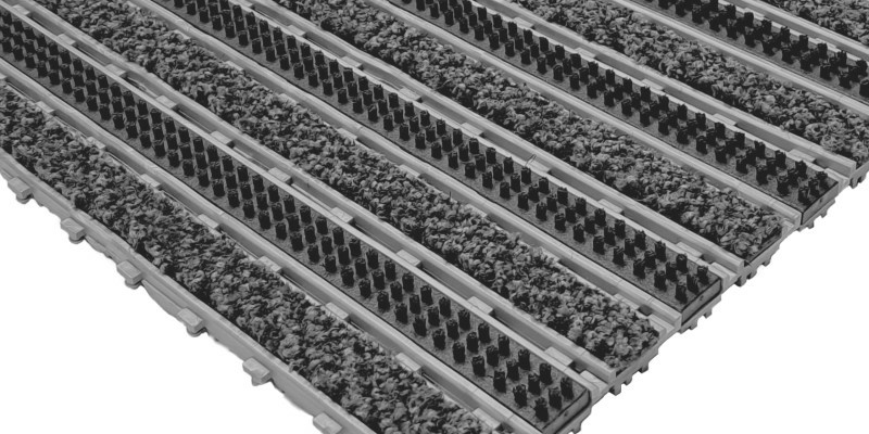 Matist koos harjaste ja kraapimisribadega põrandal.