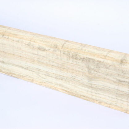 Hele puidumustriga põrandaliistuk est vaade vasakult