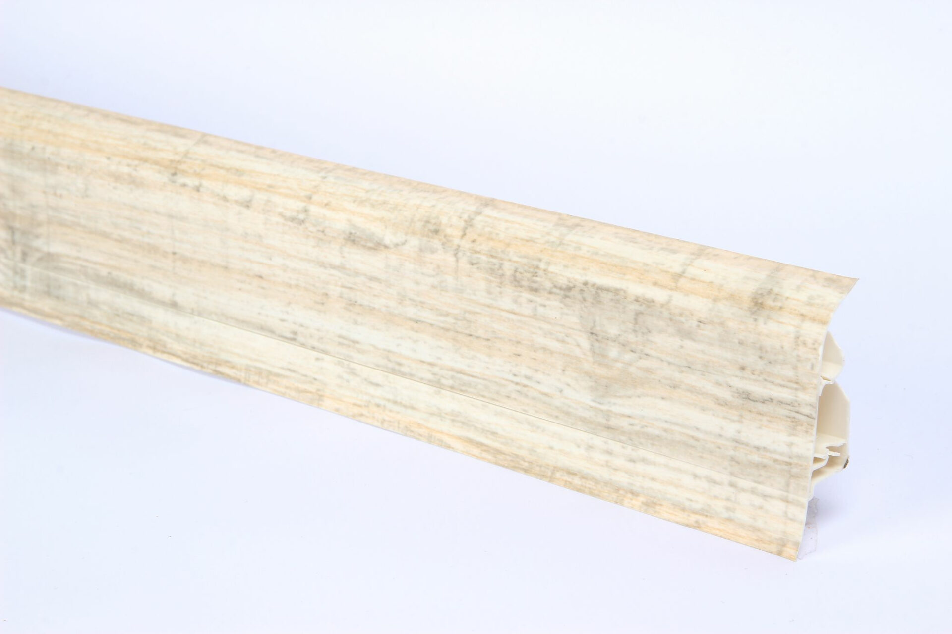 Hele puidumustriga põrandaliistuk est vaade vasakult