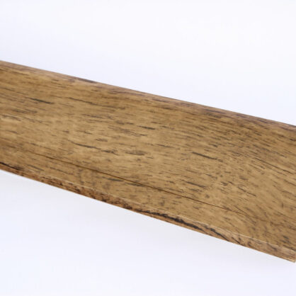 Puitimitatsioonist põrandaliist valgel taustal pealmine