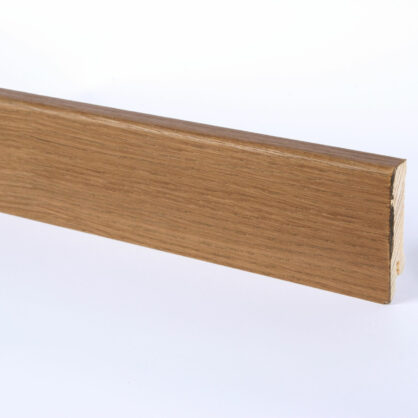 Puidust põrandaliist valgel taustal ja lähedalt.