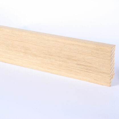 Puidust liist valgel taustal kõrge kvaliteet