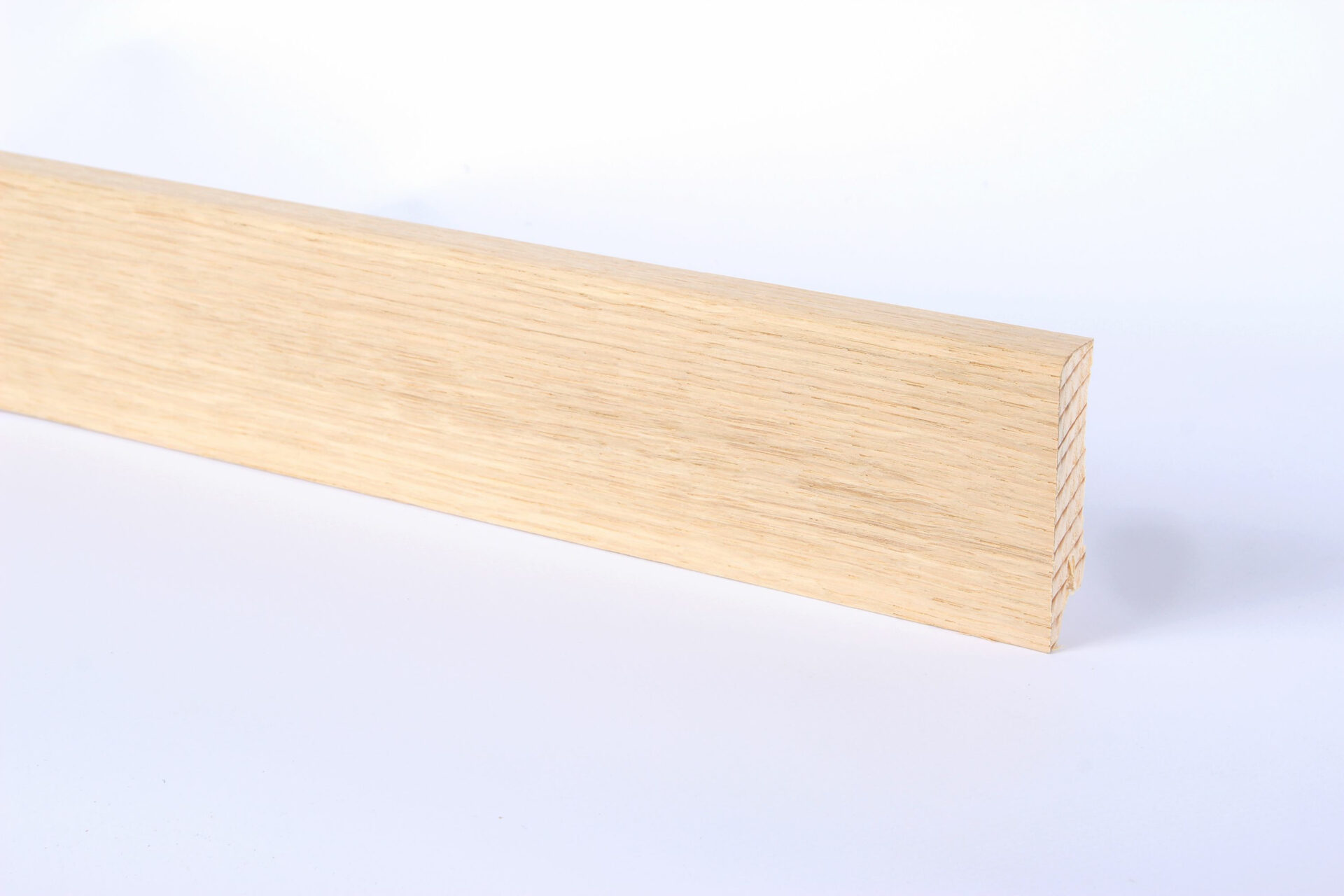 Puidust liist valgel taustal kõrge kvaliteet