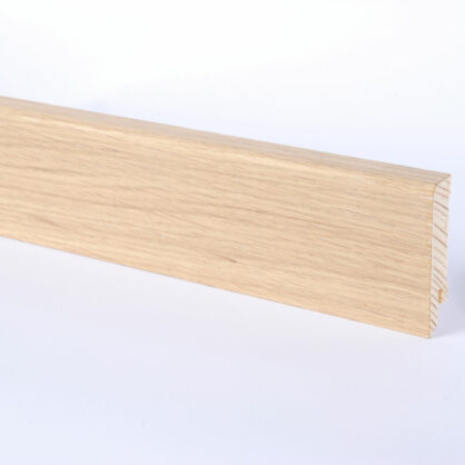 Puidust põrandaliist heleda puitviimistlusega lähedalt.