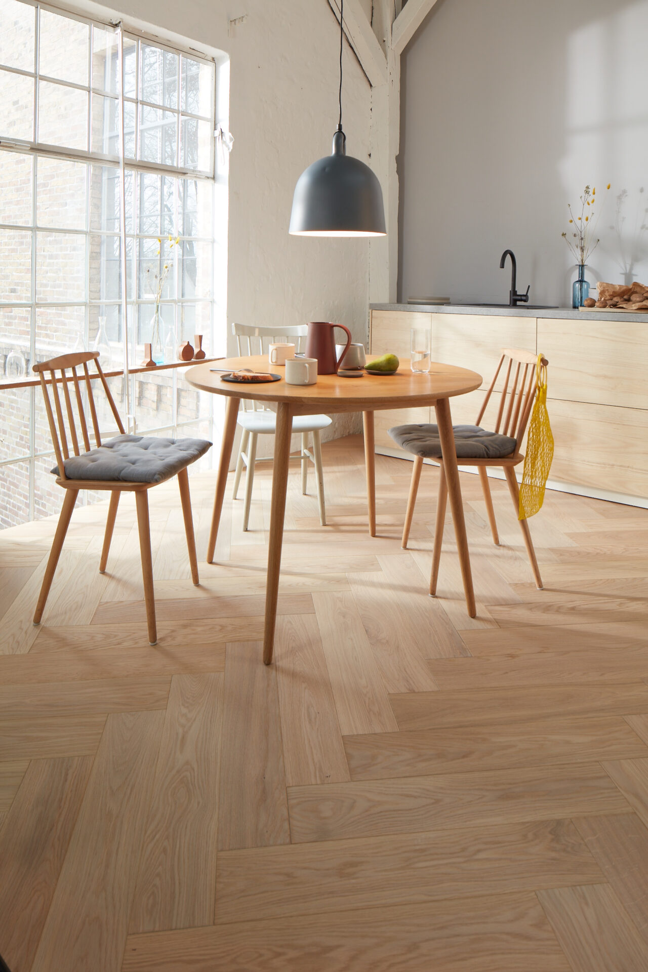 Kaasaegne söögituba puidust laua ja toolidega