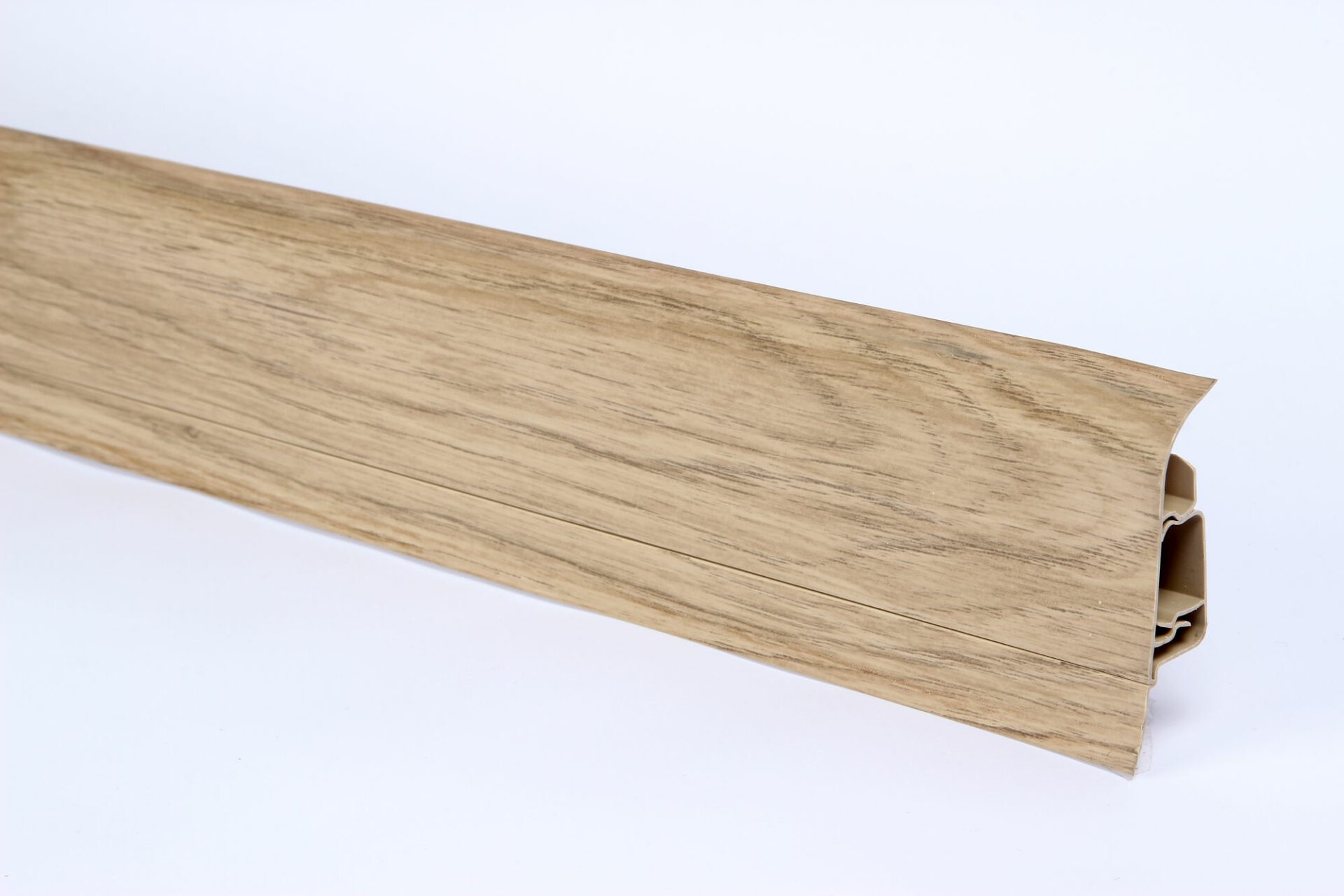 Puidust välimusega põrandaliist nurga peal.