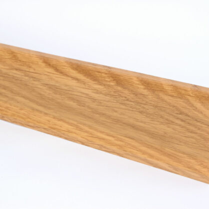 Puidust viimistlusega põrandaliist neutraalsel taustal