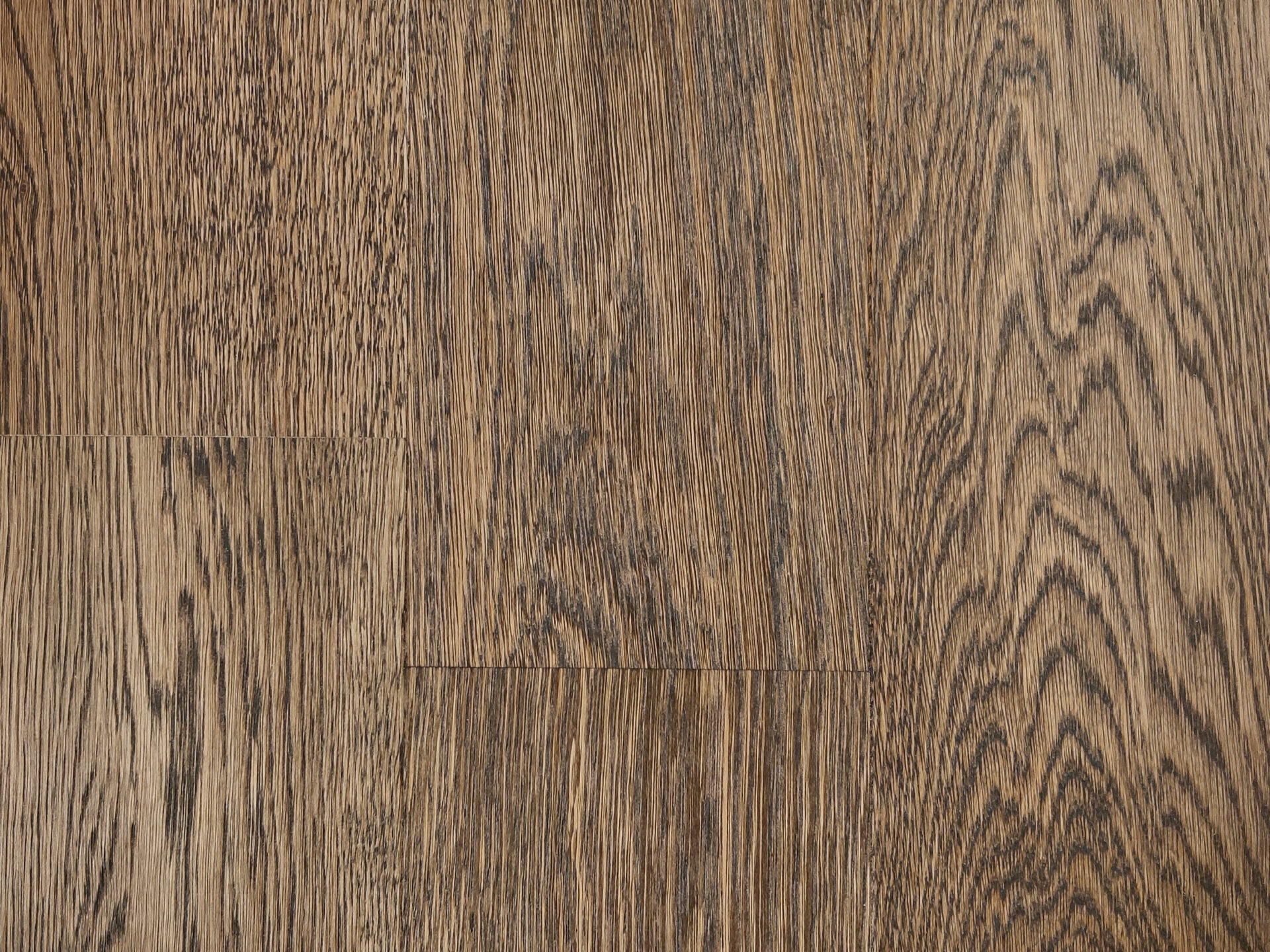 Ilus tume puitpõrand loodusliku viimistlusega.