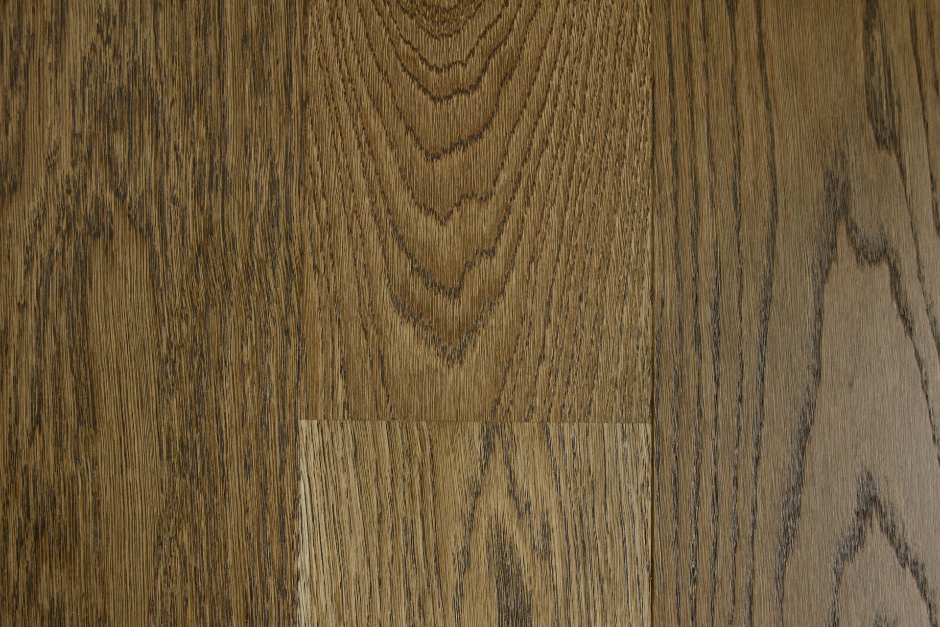 Tume tammepuidust põrandalaudade muster lähedalt