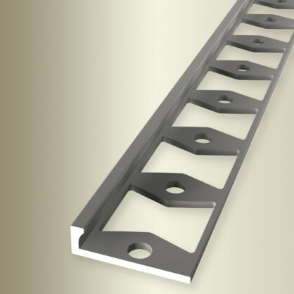 Metallist põrandaprofiili detail külgvaates õrnalt valgustatud