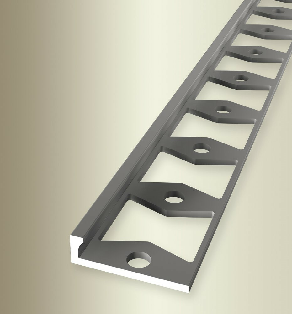 Metallist põrandaprofiili detail külgvaates õrnalt valgustatud