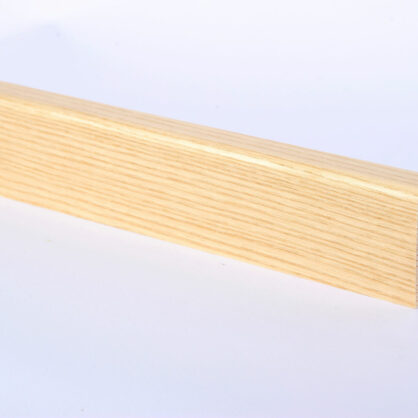 Puidust põrandaliist helepruuni tooni taustal.