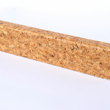 Korgist puidust dekoratiivne servaplaadi profiil valgel taustal