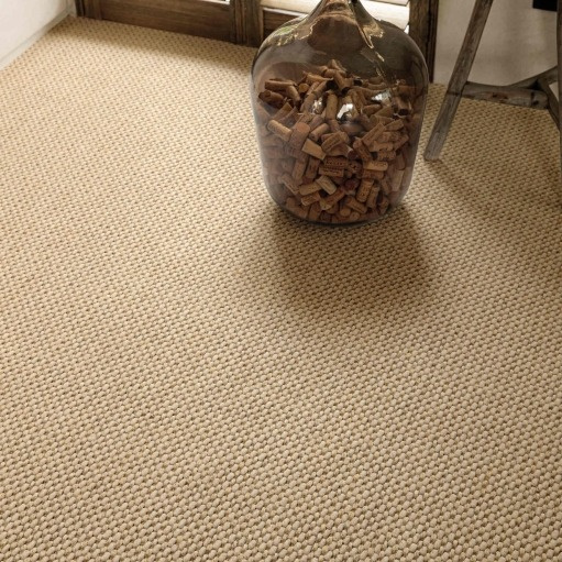 Elegantne hele vaip ja suur klaasanum korkidega