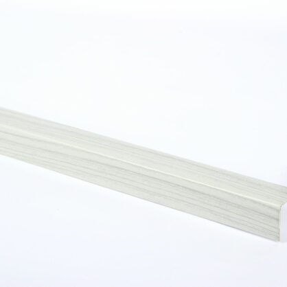 Metallist nurkraud taldriku jaoks valgel taustal