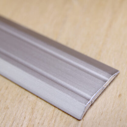 Alumiiniumprofiil puidust pinnal lähedalt vaadatuna