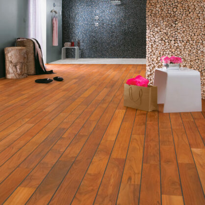 Elegantne interjöör puidust põrandate ja sisustusega