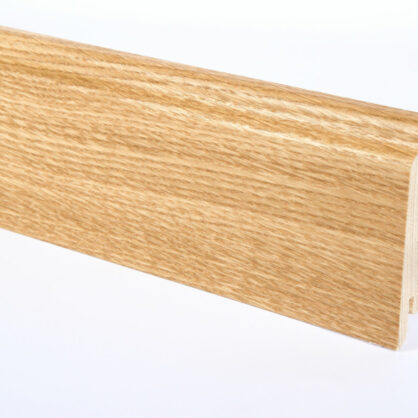 Puidust põrandaliist puidumustriga lähedalt vaadatuna