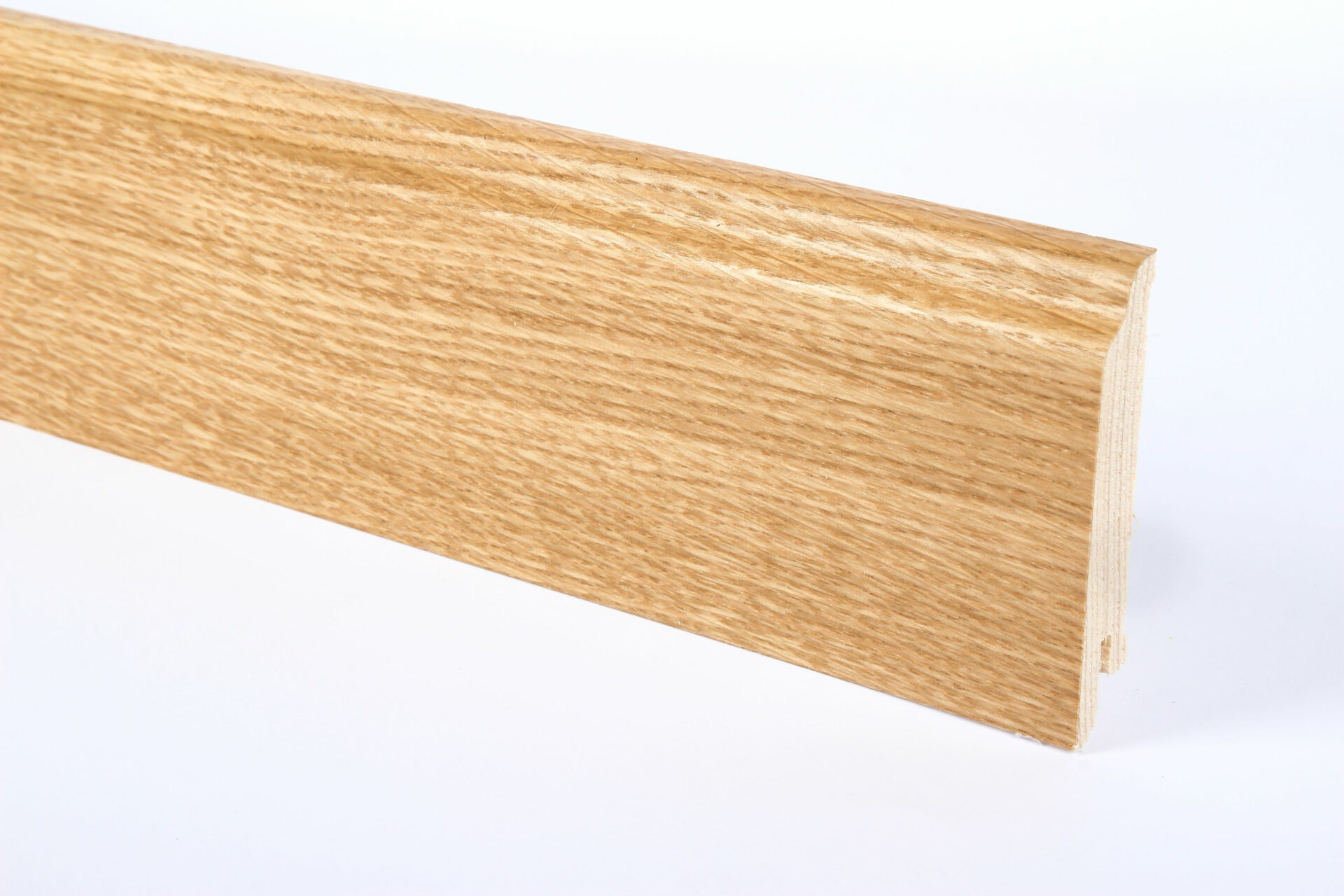 Puidust põrandaliist puidumustriga lähedalt vaadatuna