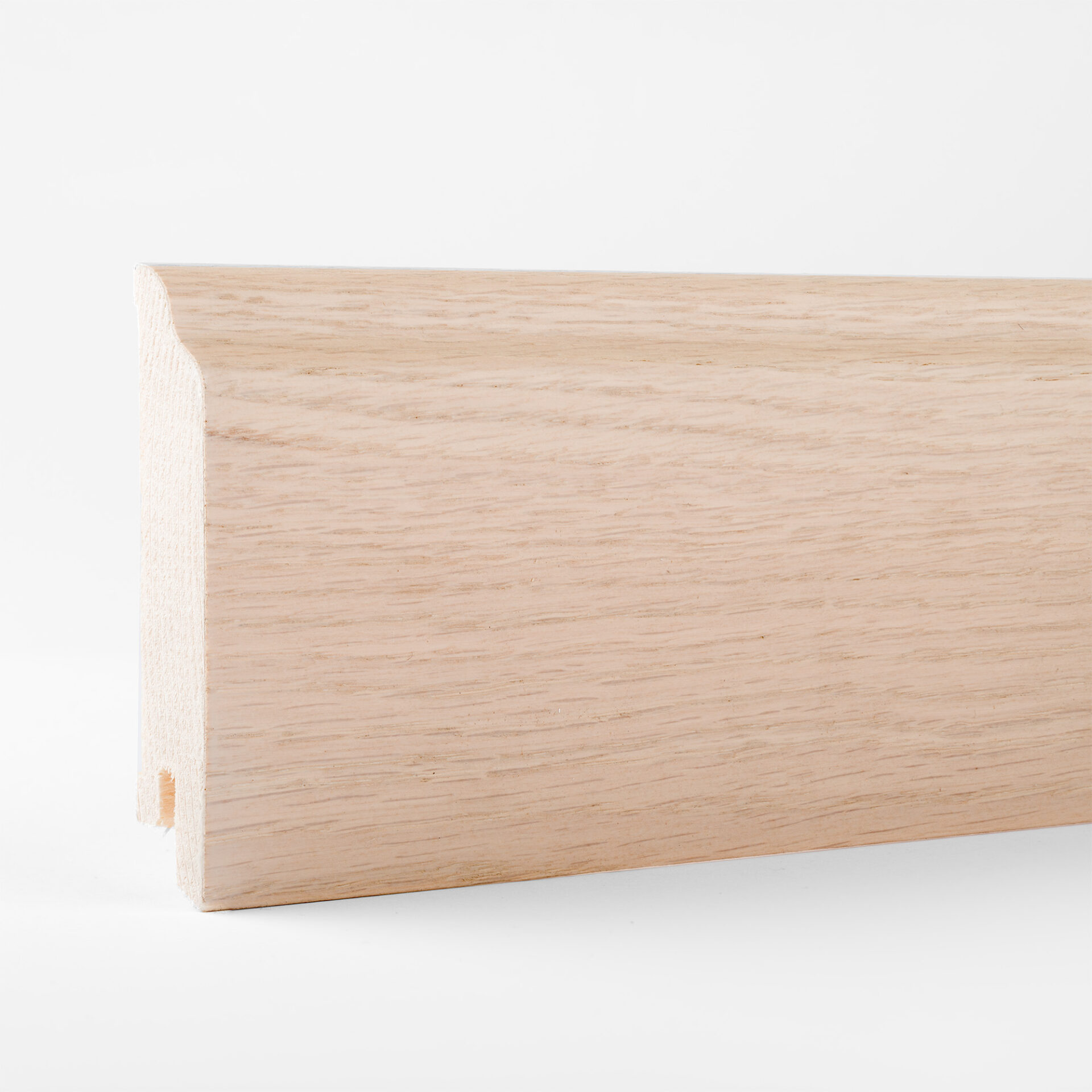 Puidust põrandaliist valgel taustal lähedalt vaates