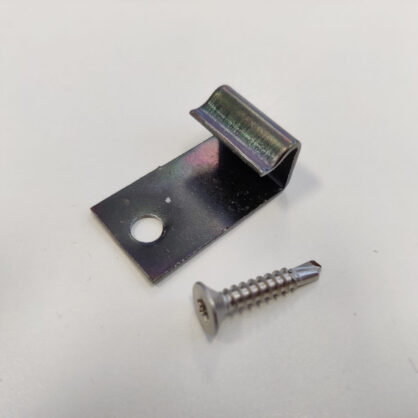 Metallklamber ja kruvi valgel taustal